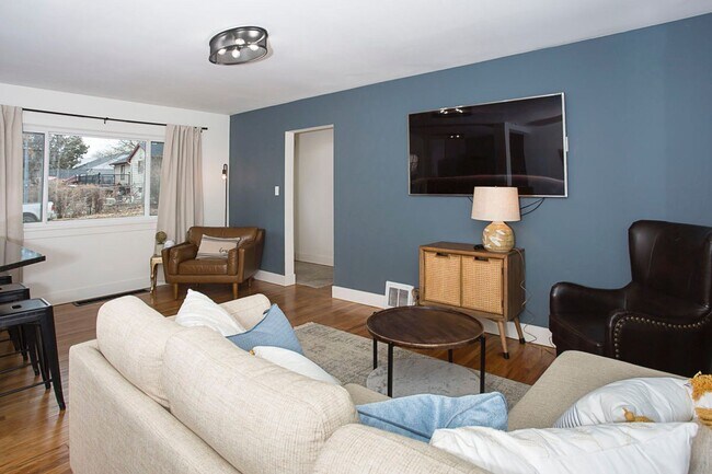 Building Photo - A Turnkey 4 Bed 2 Bath Furnished Retreat