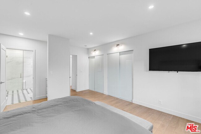 Building Photo - 3935 Kentucky Dr