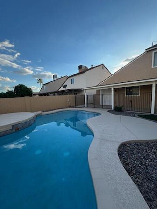 Building Photo - 4 Bedroom 2 Bath Greenfield Park Home