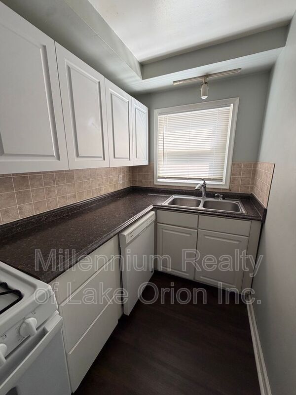 Building Photo - 260 W Longfellow Ave