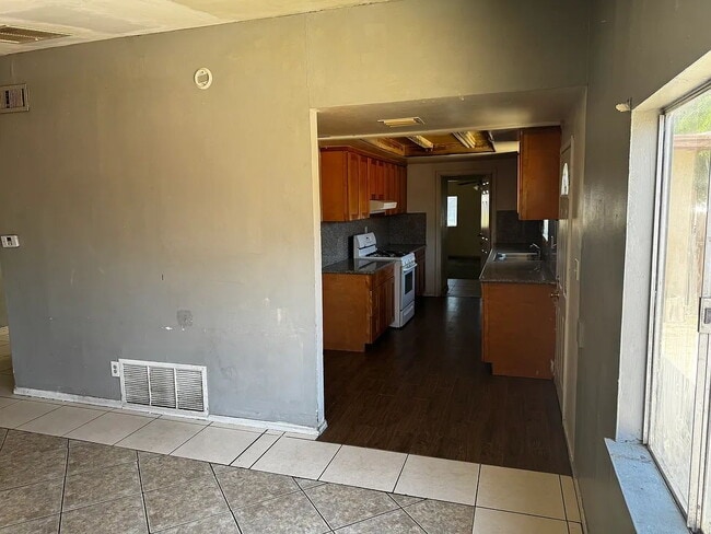 Building Photo - Large 5 bedroom single story ranch house