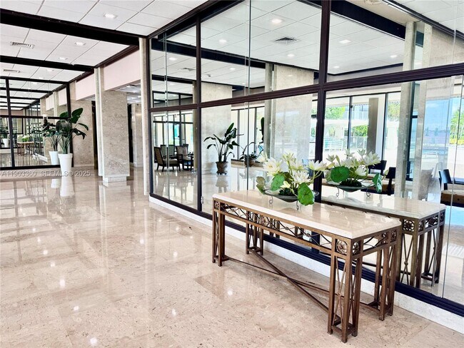 Building Photo - 300 Bayview Dr