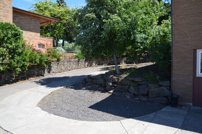 Building Photo - Home With Amazing River Views!