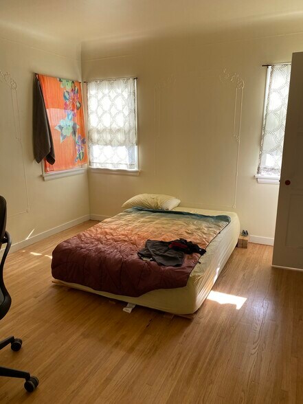 bedroom - 9231 S Harvard Blvd