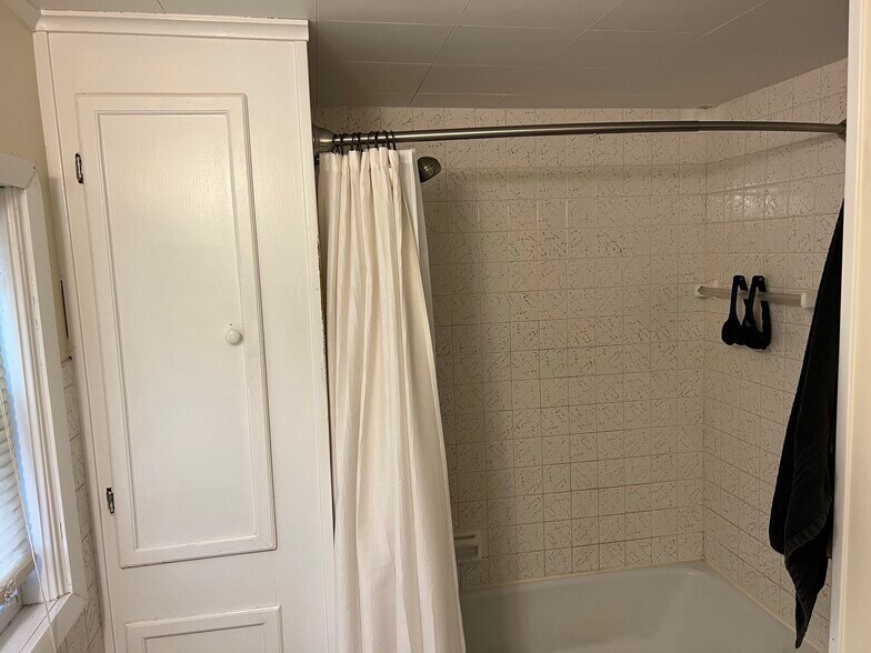 Building Photo - 154 Jenness St