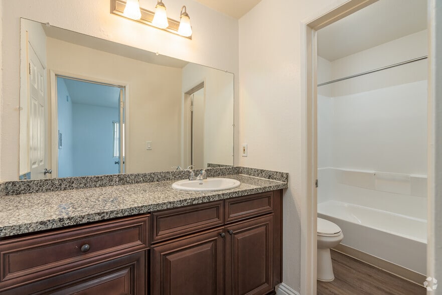 1BR, 1BA - 594SF - Bathroom - El Conquistador Apartments