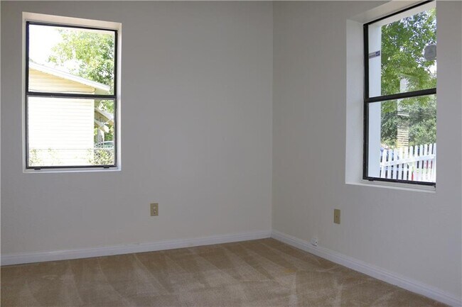 Building Photo - 1166 Ridgeway Dr
