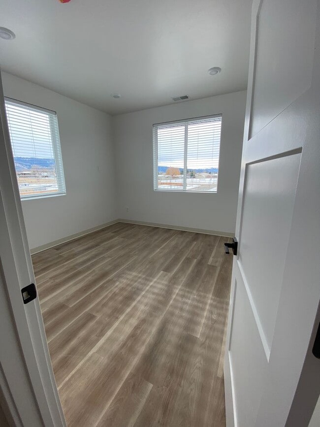 Building Photo - Driggs - New Flats at Teton Peaks Unit 204