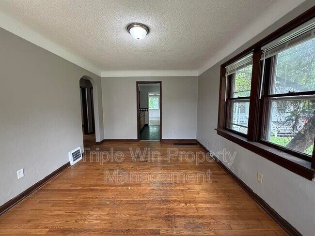 Building Photo - 8126 Albin Ave