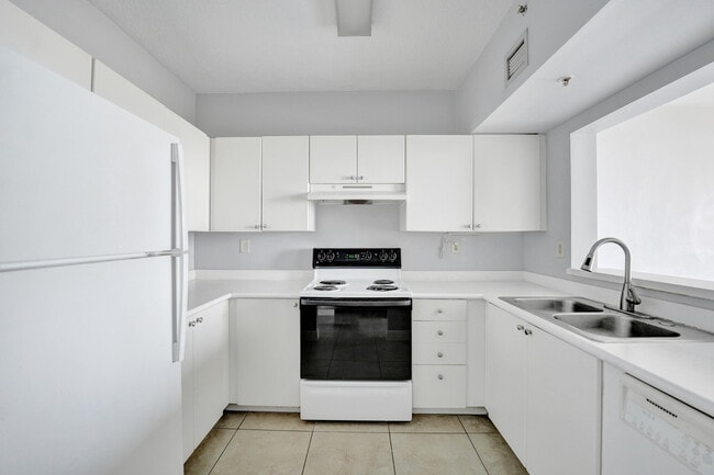 Building Photo - 3020 NE 32nd Ave