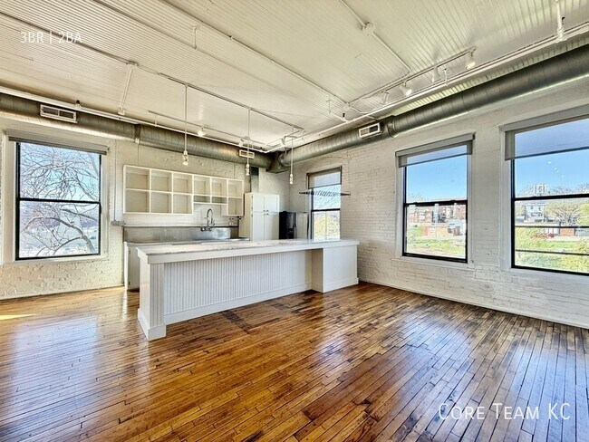 Building Photo - 1800 Central St