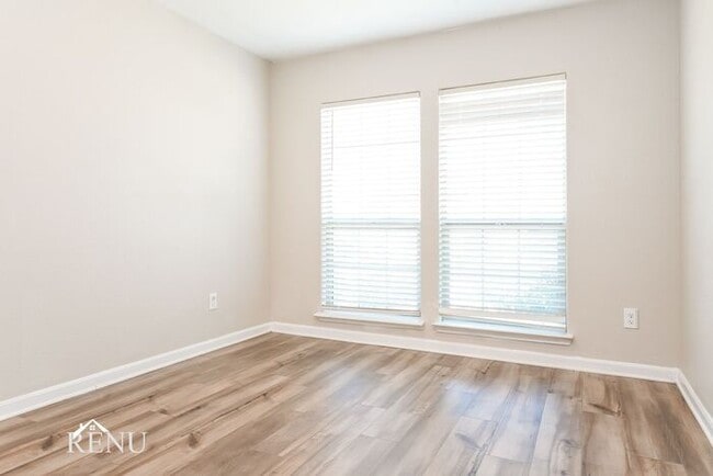 Building Photo - 2005 Hialeah Dr