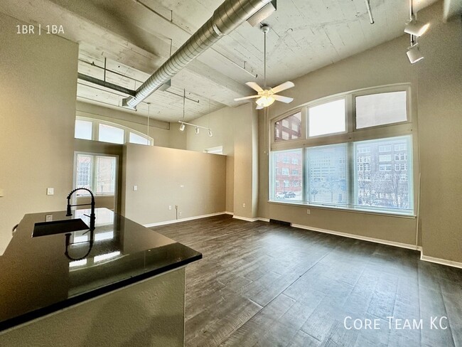 Building Photo - 1 Bedroom Loft Right by the River Market!