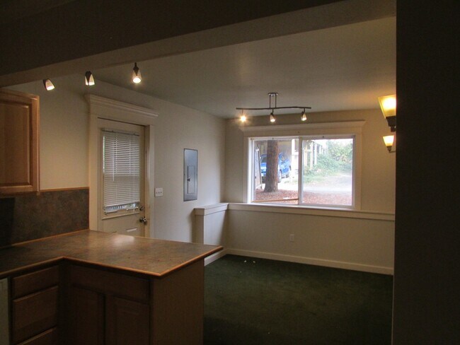 Building Photo - Leasing NOW-- Excellent 7 Bedroom/3 Bathroom Unit Near UW