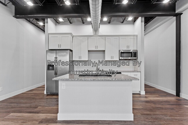 Building Photo - 4650 Hampton Ave