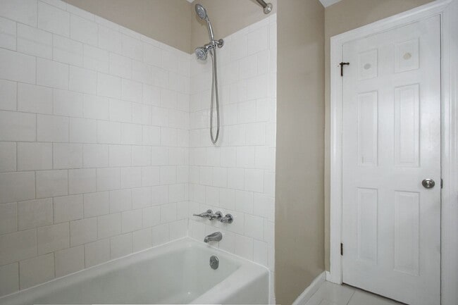 Building Photo - 427 Elizabeth Lake Dr