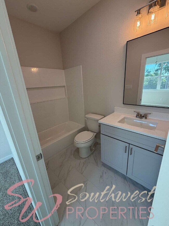 Building Photo - FOUR bedroom townhouse. Off campus living with easy, close to campus style!