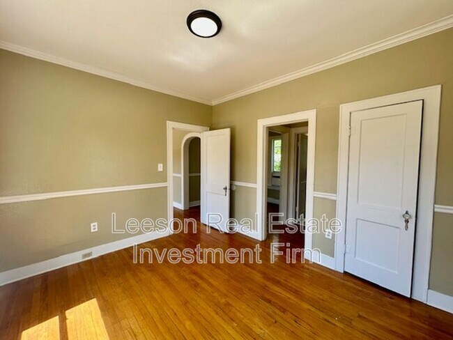 Building Photo - 320 College St