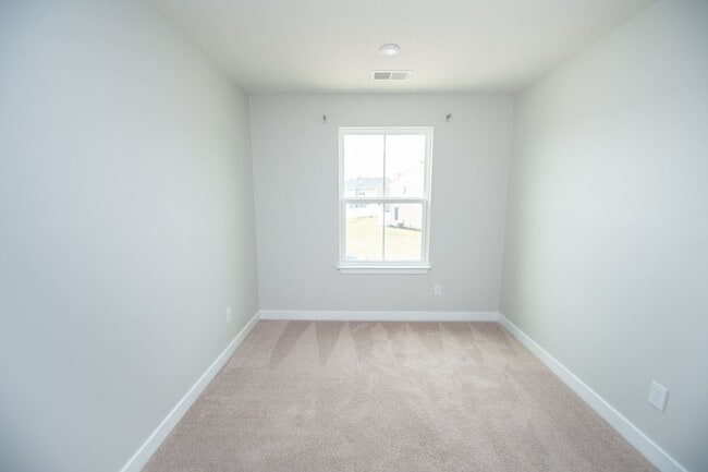Building Photo - 3BR/2.5BA Modern Townhome on Spartanburg’s...