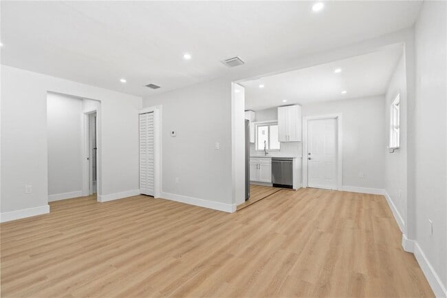 Building Photo - 1946 Rodman St