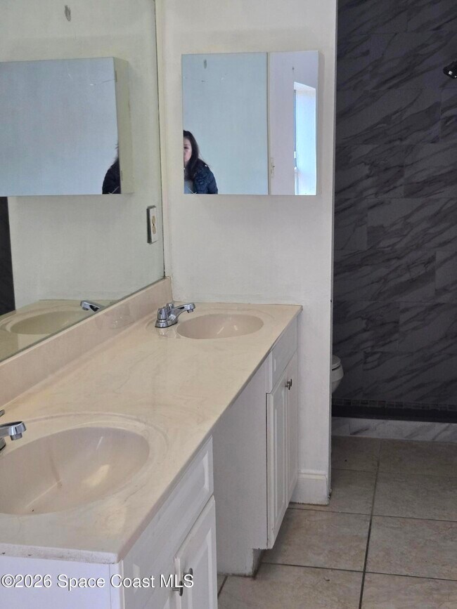 Building Photo - 771 Onyx Dr NE