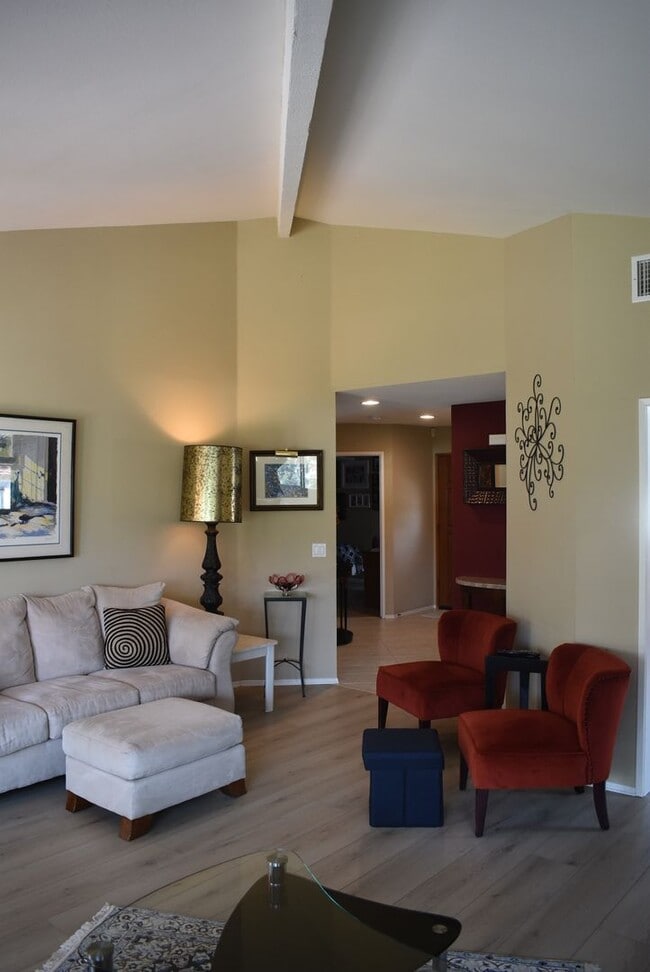 Building Photo - 2 Bedroom 2 Bath Single Story Golf Course ...
