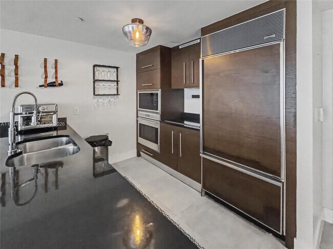 Building Photo - 475 Brickell Ave