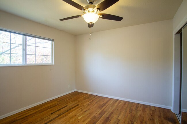 Building Photo - John's Landing 2Bdr in Garden Setting W Garage Ready Early September!