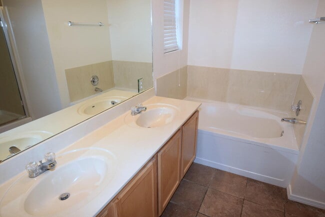 Building Photo - VISTA DEL NORTE 2 bedroom 2 bath 2/CG