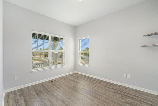 Building Photo - Bright & Spacious 3-Bedroom Home on a Corn...