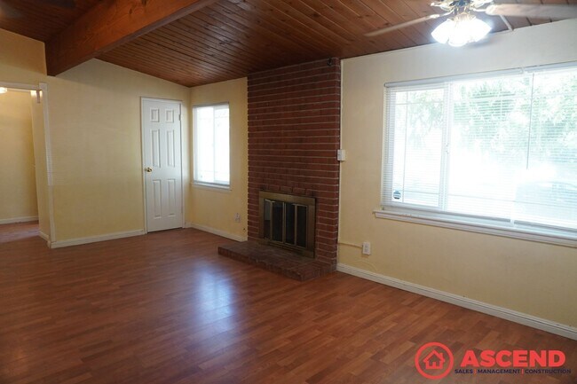 Building Photo - Spacious home located In Northeast Bakersf...