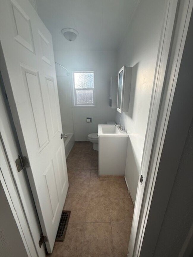 Building Photo - Hansen-PM-025-0262