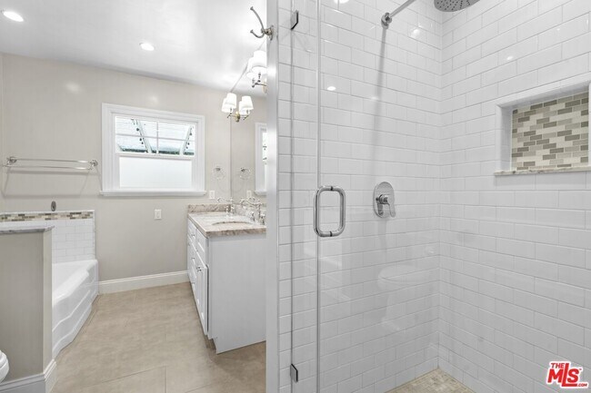 Building Photo - 5525 Matilija Ave