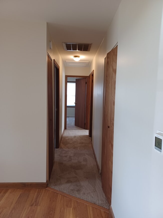 Building Photo - 557 Eagle Dr