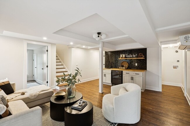 Building Photo - 215 Ash Dr