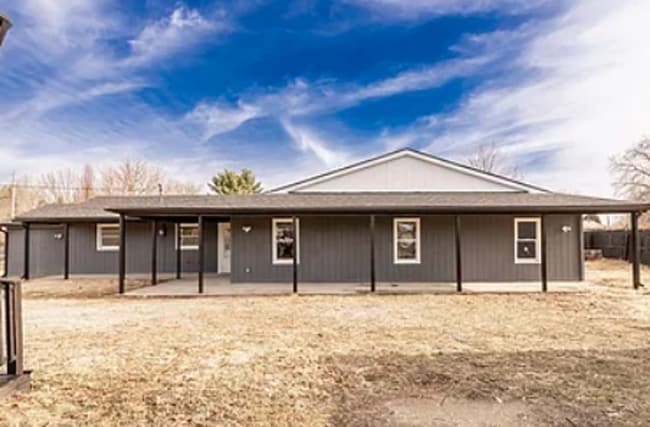 Building Photo - Huge Renovated Home in Rolling Hills!