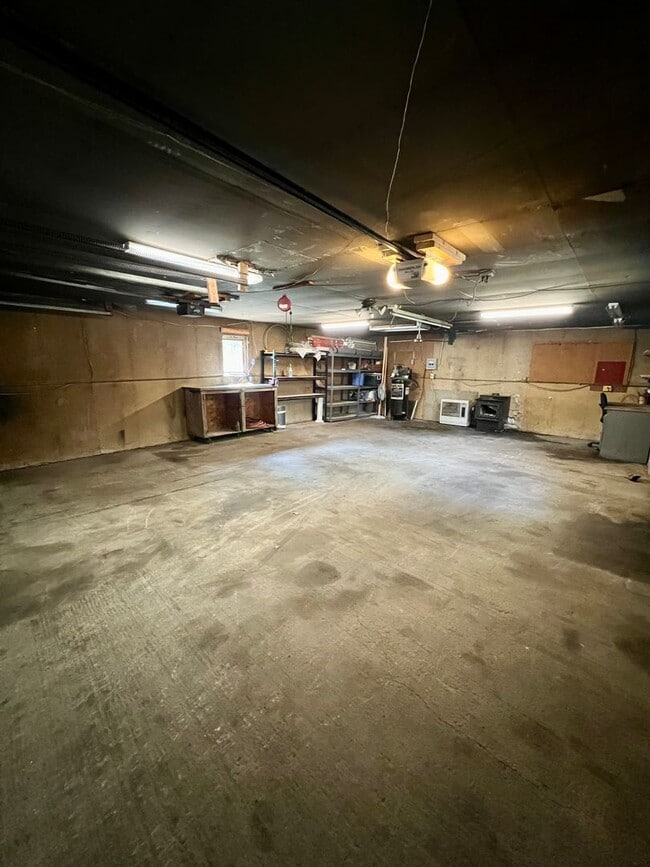 Building Photo - 3 Bedroom Home / 2-Car Garage / No Pets