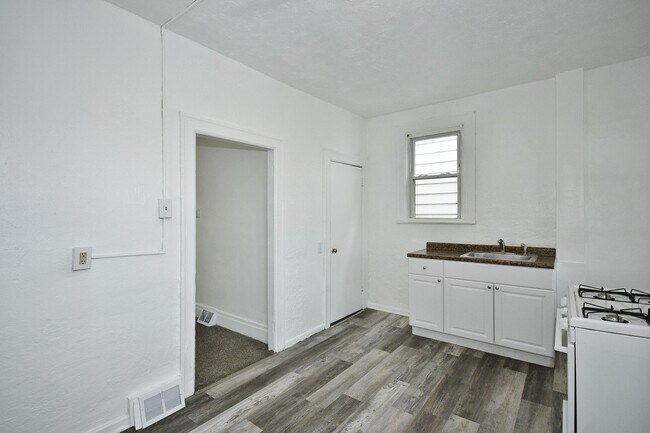 Building Photo - Updated 3 bed/1 bath House with garage!