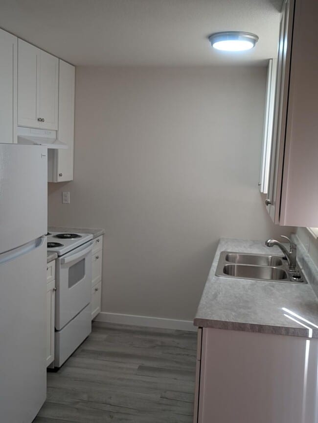 Building Photo - Newly Remodeled Townhouse