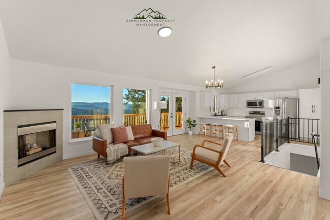 Building Photo - 4 bedroom 2.5 bathroom home with Panoramic views!