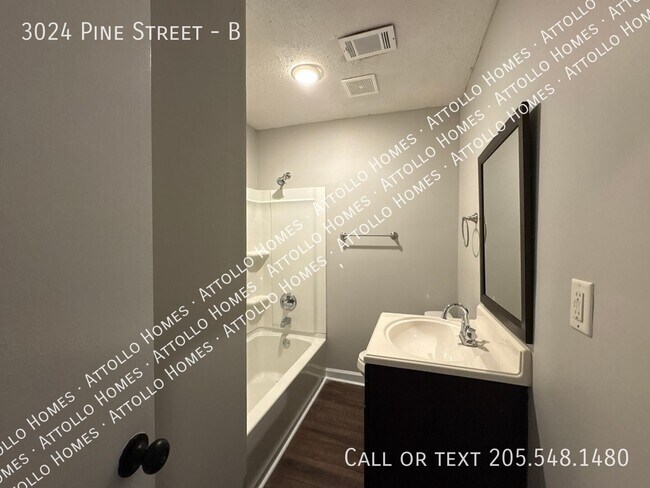 Building Photo - 3024 Pine St