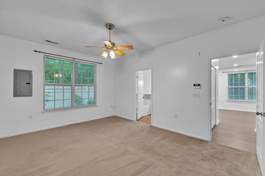 Building Photo - 5905 Echingham Dr