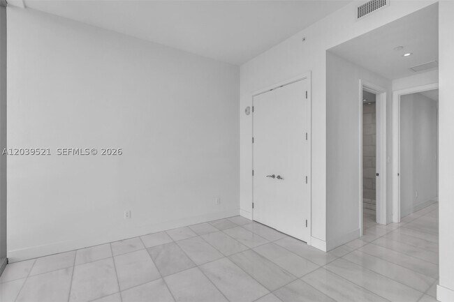 Building Photo - 175 SE 25th Rd
