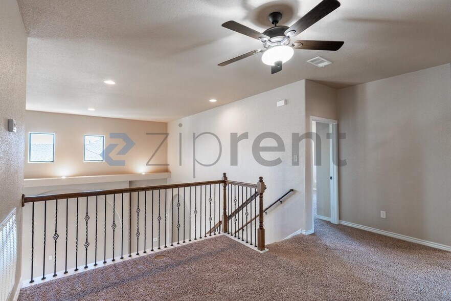 Building Photo - Unit