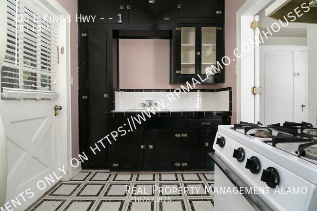 Building Photo - AVAILABLE NOW! Charming Efficiency Near Tr...