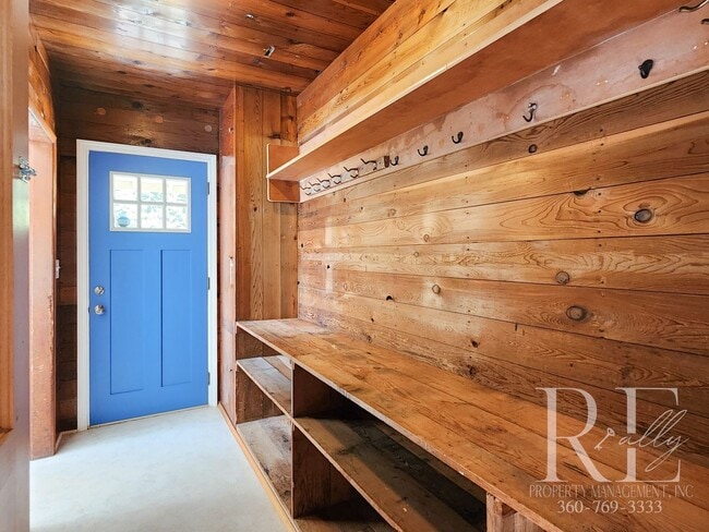 Building Photo - Charming Farmhouse in Town — Hobby Ready &...