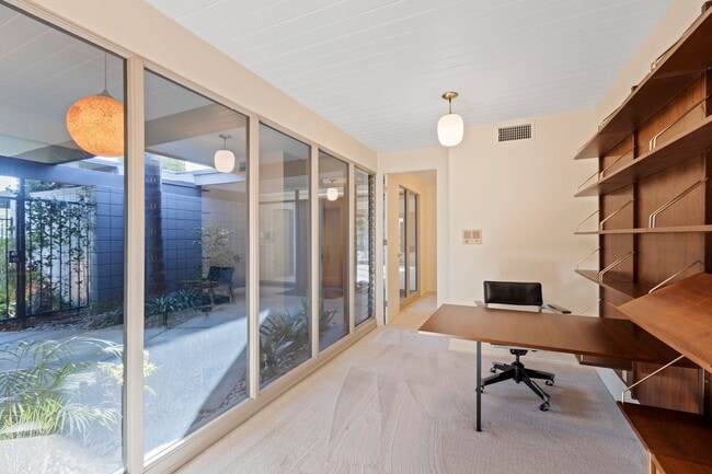 Building Photo - Stunning Mid-Century Modern 4 BR 3 BA with Bonus Room and Office