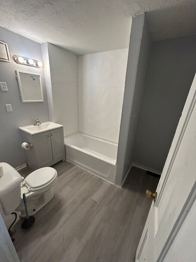 Building Photo - Coming Soon! Section 8 Accepted! Renovatio...