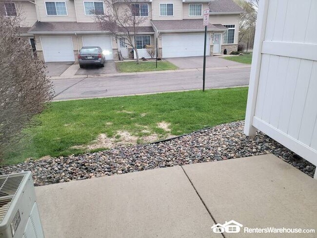 Building Photo - Available now! A gorgeous 2 bedroom, 1 1/2 bath end unit townhome in Farmington!