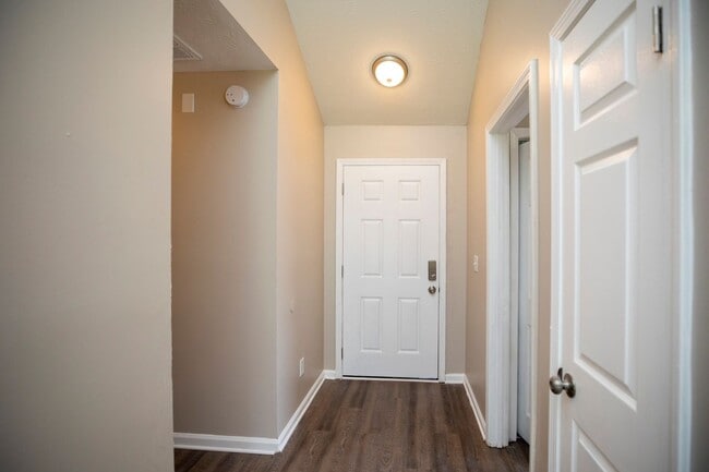 Building Photo - ** 3 bed 2 bath located off Wares Ferry Rd ** call (334) 366-9198 for a showing self tour